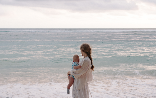 mama-mit-baby-am-strand