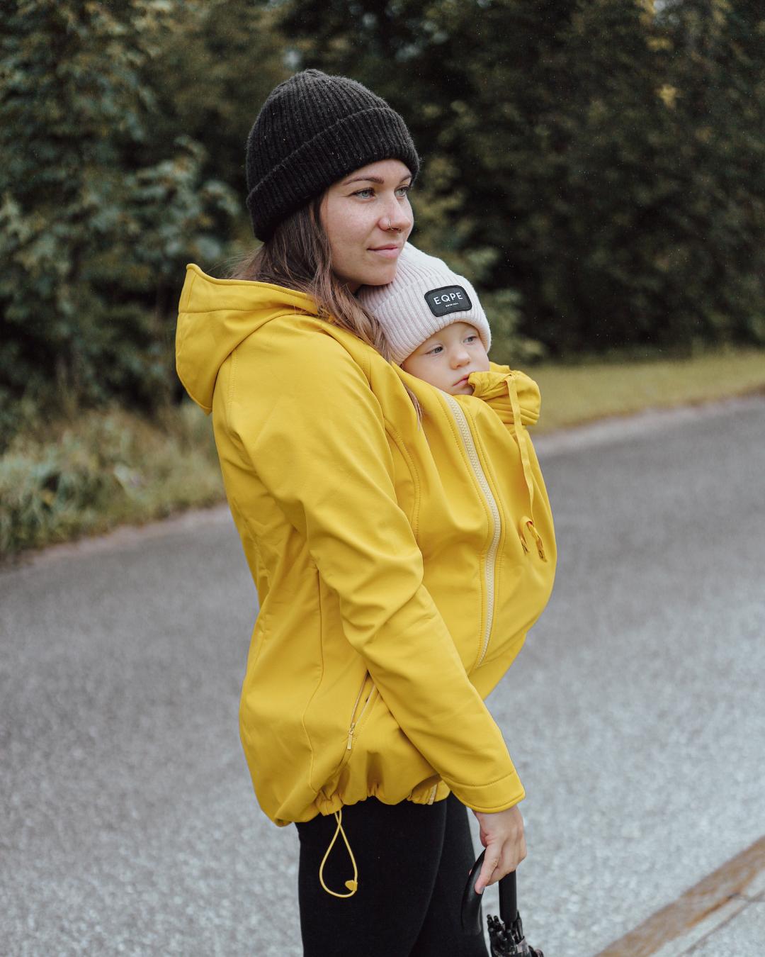 Wetterfeste Softshell Tragejacke von mamalila in Senf Gelb