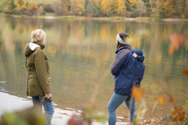 zwei Frauen stehen am See
