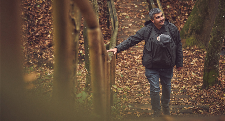 Papa und Baby mit Regentragejacke im Wald