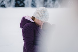 Mutter und Baby mit Wintersteppjacke im Schnee